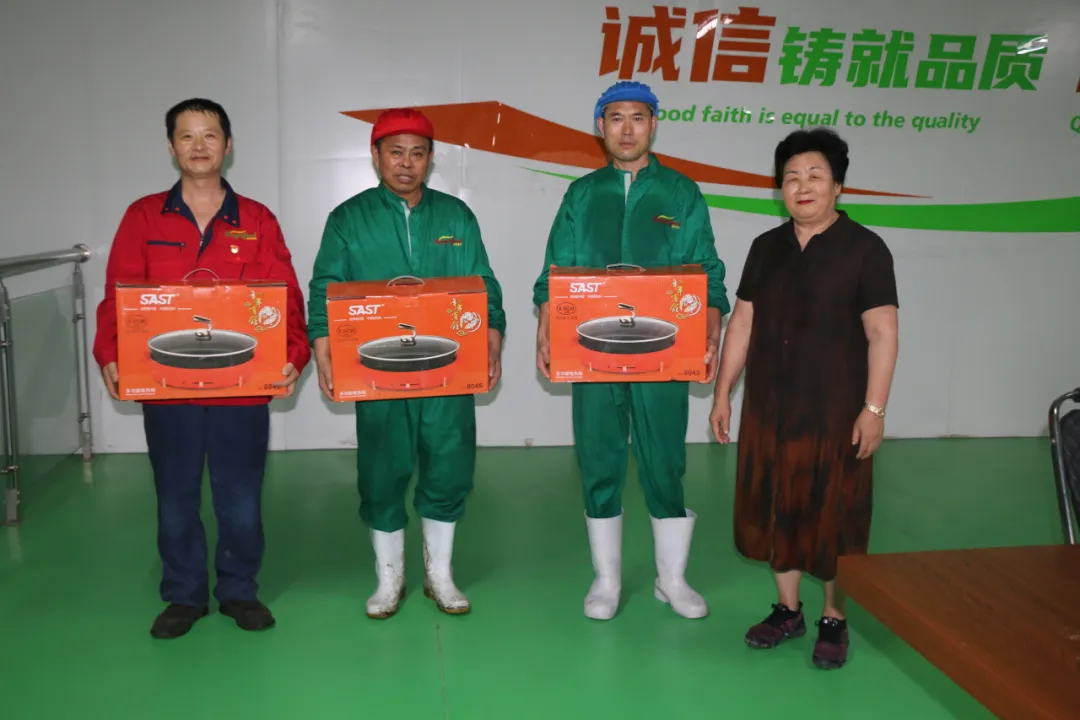 青岛亿万28食品有限公司八一建军节慰问活动